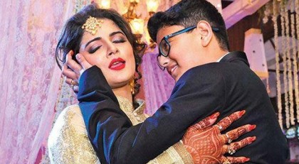 ছেলের সঙ্গে ছবি তুলে ভাইরাল শ্রাবন্তী