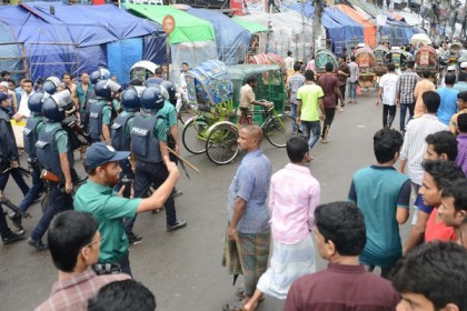 চট্টগ্রামে পুলিশ হকার সংঘর্ষে আহত ২৫, গ্রেফতার ৯