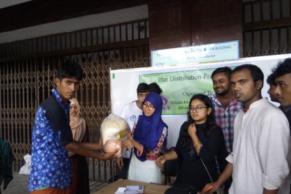 জাবিতে দুঃস্থদের মাঝে ইফতার সামগ্রী বিতরণ