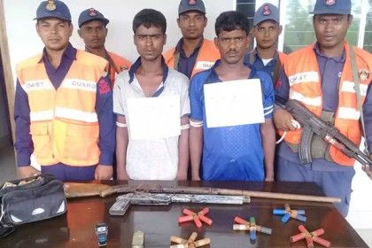 সুন্দরবনে অস্ত্রসহ দুই বনদস্যু আটক