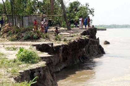 টাঙ্গাইলে সাড়ে তিনশ ঘরবাড়ি বিলীন