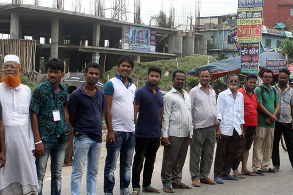 জলাবদ্ধাতা থেকে মুক্তির দাবিতে সিদ্ধিরগঞ্জবাসীর মানববন্ধন
