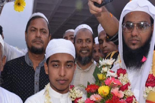 বিমানবন্দরে বিশ্বসেরা হাফেজকে ফুলেল সংবর্ধনা 