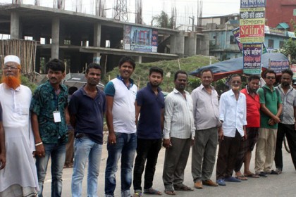 জলাবদ্ধাতা থেকে মুক্তির দাবিতে সিদ্ধিরগঞ্জবাসীর মানববন্ধন
