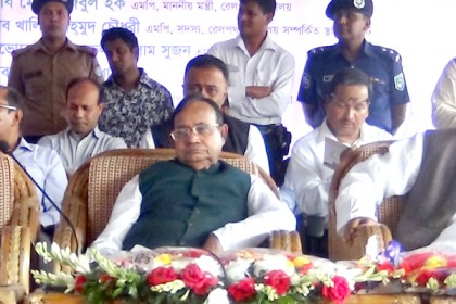 'খালেদা জিয়া ধ্বংস করেন আর প্রধানমন্ত্রী গড়ে তোলেন'