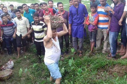 মাথায় মাটি বহন করে রাস্তা মেরামত করলেন হাছান মাহমুদ