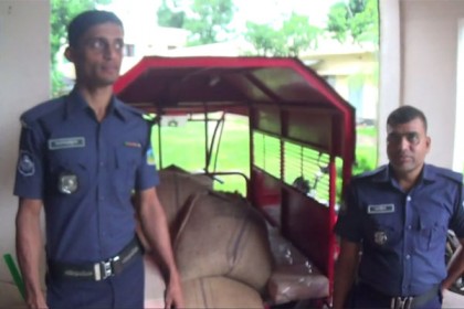 
নেত্রকোনায় অ্যাম্বুলেন্সে ভিজিএফের চাল, আটক ১