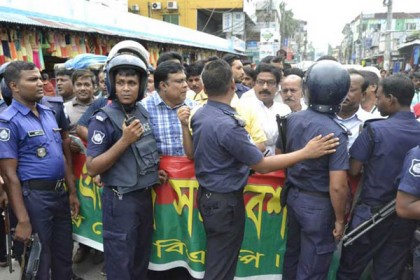 দিনাজপুরে বিএনপির বিক্ষোভ মিছিলে পুলিশের বাধা