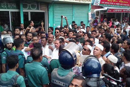 
বরিশালে বিএনপির বিক্ষোভ মিছিলে পুলিশের বাধা
