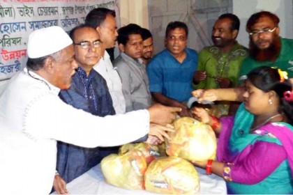 রূপগঞ্জে প্রতিবন্ধীদের মাঝে ঈদের সামগ্রী বিতরণ