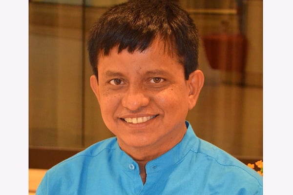 তাদের পদে রেখে সরকারের কি লাভ?