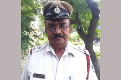 রাষ্ট্রপতির গাড়িবহর আটকে মিডিয়ায় আলোচিত পুলিশ কর্মকর্তা!
