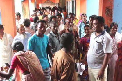 ঠাকুরগাঁওয়ে দুস্থদের মাঝে গম বিতরণ, অনীহা প্রকাশ