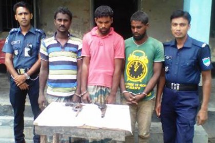 সুন্দরবনে অস্ত্রসহ তিন বনদস্যু আটক
