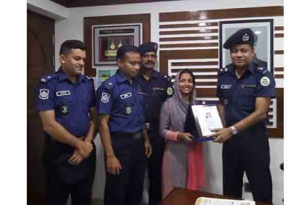 মায়ের বিরুদ্ধে মামলা করে পুরস্কারজয়ী সেই শারমিনকে সংবর্ধনা 