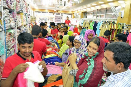ভারতীয় পোশাকে মজেছেন বরিশালের তরুণীরা


