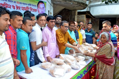 বগুড়ায় দুস্থদের মধ্যে ঈদ সামগ্রী বিতরণ