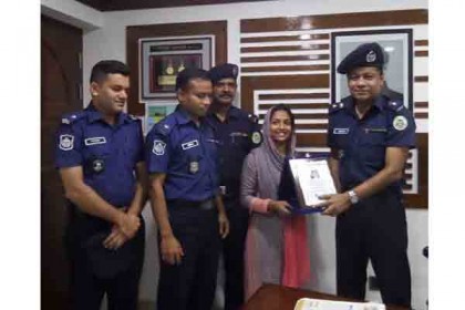 মায়ের বিরুদ্ধে মামলা করে পুরস্কারজয়ী সেই শারমিনকে সংবর্ধনা 