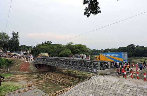 মাগুরার সীমাখালীতে নতুন বেইলি ব্রিজে যান চলাচল শুরু