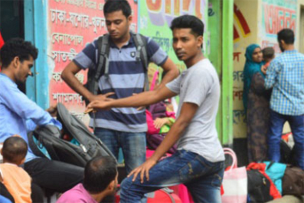 বাসের শিডিউল বিপর্যয়ে ভোগান্তিতে ঘরমুখো মানুষ