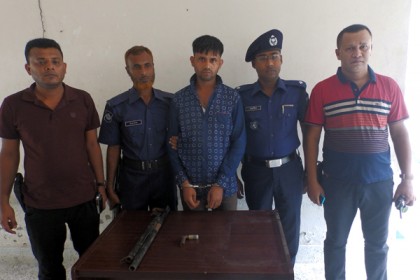 ঝিনাইদহে অস্ত্র ও গুলিসহ ডাকাত গ্রেফতার