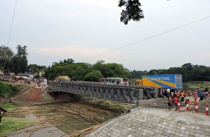 মাগুরার সীমাখালীতে নতুন বেইলি ব্রিজে যান চলাচল শুরু