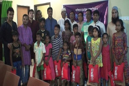 সিরাজগঞ্জে পথশিশুদের মাঝে ঈদের পোশাক বিতরণ