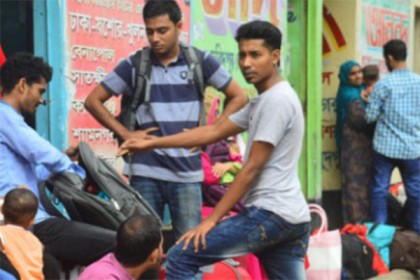 বাসের শিডিউল বিপর্যয়ে ভোগান্তিতে ঘরমুখো মানুষ
