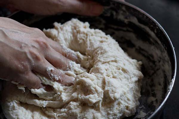 চাল, ডিমের পর এবার প্লাস্টিকের আটা! 