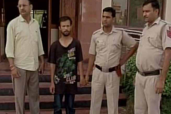 ভূতের আদেশে মেয়ের দু’কান কাটল বাবা!