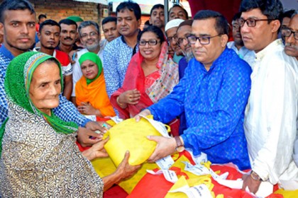 বগুড়ায় বিএনপির ঈদ সামগ্রী বিতরণ