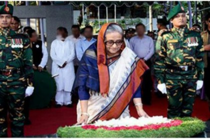 দলের প্রতিষ্ঠাবার্ষিকীতে বঙ্গবন্ধুর প্রতিকৃতিতে প্রধানমন্ত্রীর শ্রদ্ধা