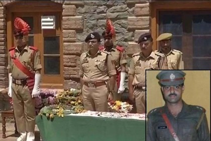 মসজিদের ছবি তোলায় পুলিশ অফিসারকে নগ্ন করে পিটিয়ে হত্যা