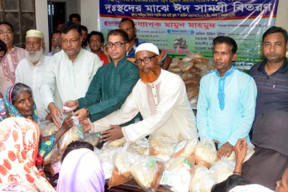 সিদ্ধিরগঞ্জে বিএনপির ঈদ সামগ্রী বিতরণ 