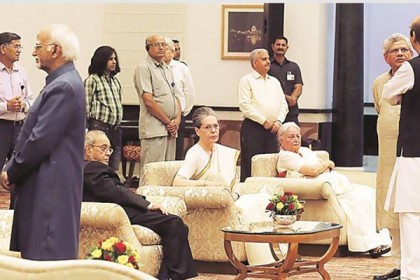 প্রণব মুখার্জির ইফতার পার্টিতে অনুপস্থিত কেন্দ্রীয় মন্ত্রীরা