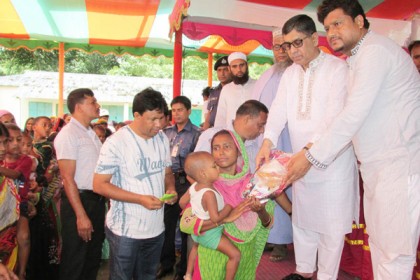 ফরিদপুরে ছয় হাজার দরিদ্র মানুষের মাঝে ঈদবস্ত্র বিতরণ