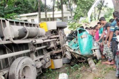 কুমিল্লায় কাভার্ডভ্যান-অটোরিকশা সংঘর্ষে নিহত ৩
