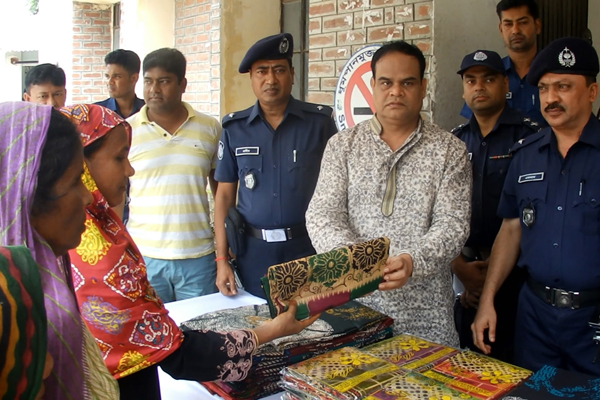 ঝিনাইদহে পুলিশ সুপারের উদ্যোগে ঈদবস্ত্র বিতরণ