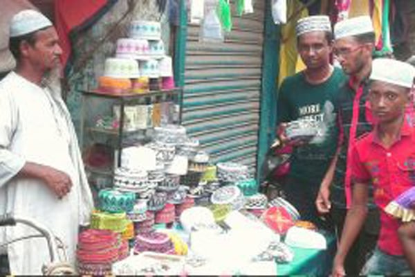 কলারোয়ায় শেষ মুহূর্তে জমে উঠেছে বাজার, টুপির দোকানে ভিড়