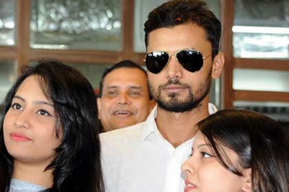ঈদ করতে নড়াইলে মাশরাফি 