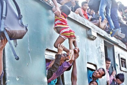 ট্রেনে সিডিউল বিপর্যয়, ভোগান্তিতে যাত্রীরা