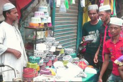কলারোয়ায় শেষ মুহূর্তে জমে উঠেছে বাজার, টুপির দোকানে ভিড়