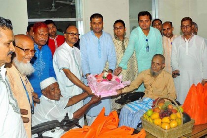 মুক্তিযোদ্ধাদের প্রধানমন্ত্রীর উপহার প্রদান