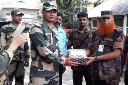 ঈদ উপলক্ষে হিলি সীমান্তে বিজিবিকে মিষ্টি দিল বিএসএফ

