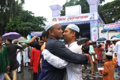 উৎসবমুখর পরিবেশে সারাদেশে উদযাপিত হচ্ছে ঈদুল ফিতর