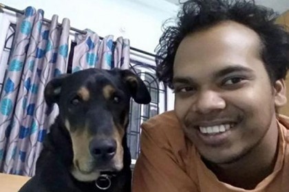 পোষ্যদের বাঁচাতে গিয়ে কুমিরের কামড়ে হাত খোয়ালেন যুবক!