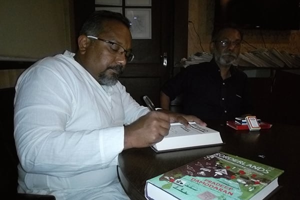 ‘বর্ডারল্যান্ডস: ট্রাভেলস অ্যাক্রস ইন্ডিয়াস বাউন্ডারিস’ বইয়ের মোড়ক উন্মোচন 