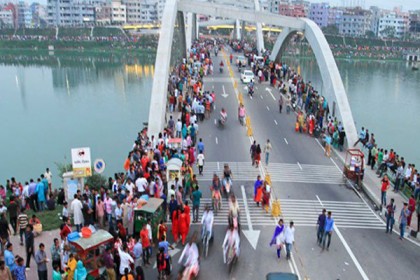 বিনোদন কেন্দ্রগুলোতে মানুষের উপচে পড়া ভিড়