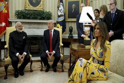 
মার্কিন প্রেসিডেন্ট দম্পতিকে বিশেষ উপহার মোদির