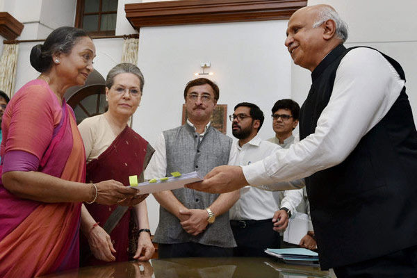ভারতের রাষ্ট্রপতি পদে মনোনয়ন পত্র পেশ করলেন মীরা কুমার